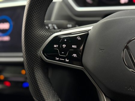 2022 Volkswagen Tiguan R-LINE 2.0 TDI 150HP €39,990 thumbnail