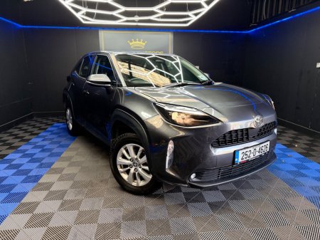 2025 Toyota Yaris Cross - thumbnail 2