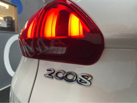 2018 Peugeot 2008 - thumbnail 8
