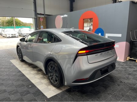 2025 Toyota Prius - thumbnail 4