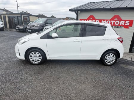 2017 Toyota Yaris - thumbnail 8