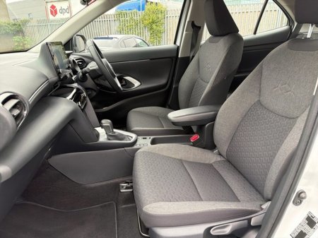 2023 Toyota Yaris Cross LUNA HYBRID AUTOMATIC // REAR CAMERA // AIR CON // SMART ENTRY/SMART START // TOYOTA SAFETY SENSE // FULL WARRANTY €27,445 thumbnail