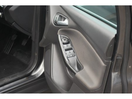 2016 Ford Focus - thumbnail 11