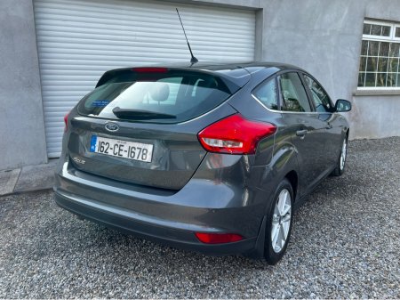 2016 Ford Focus - thumbnail 2