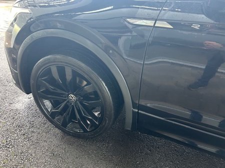 2023 Volkswagen Tiguan Allspace 2.0 TDI 150HP R-Line DSG Black Edition €45,995 thumbnail