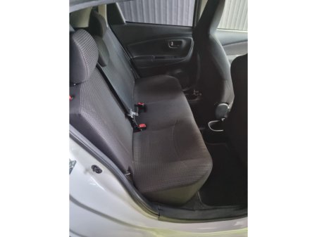 2014 Toyota Vitz - thumbnail 11