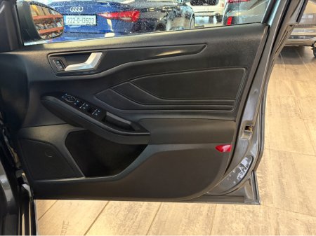 2020 Ford Focus 1.5 TDCI ST-LINE 120PS 5 5DR €17,900 thumbnail