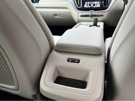 2021 Volvo XC60 2.0D MOMENTUM 5DR AUTO €38,950 thumbnail