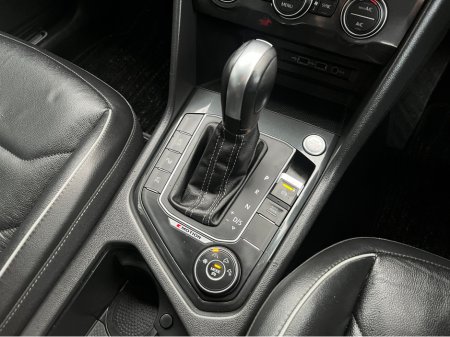 2020 Volkswagen Tiguan R-LINE 4MOTION AUTOMATIC 2.0 DIESEL //MASSIVE SPEC//DYNAUDIO SOUND SYSTEM//FULL LEATHER HEATED SEATS//360 PARKING CAMERAS//HEAD UP DISPLAY// €35,950 thumbnail