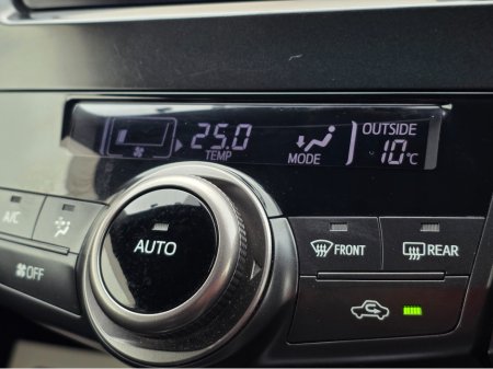 2014 Toyota Prius Alpha - thumbnail 12