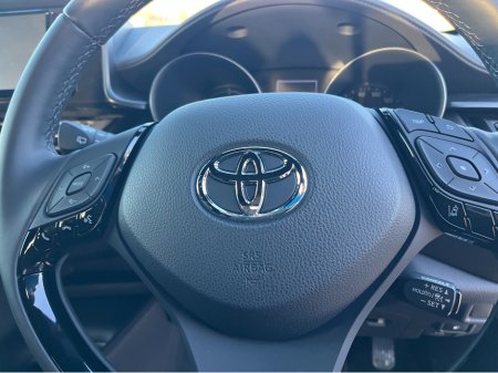 2018 Toyota C-HR 1.8 HYBRID AUTO VERY LOW KMS €19,450 thumbnail
