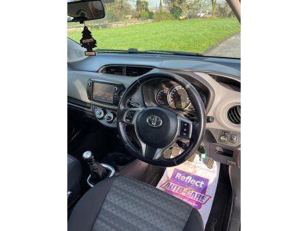 2016 Toyota Yaris - thumbnail 8