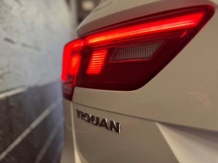 2017 Volkswagen Tiguan - thumbnail 28