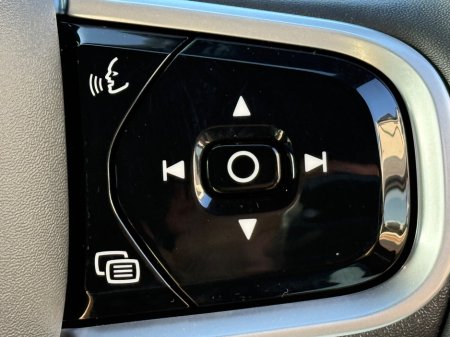 2022 Volvo XC90 PHEV T8 (390hp) R-Design AWD €56,900 thumbnail