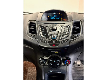 2015 Ford Fiesta MCA ZETEC 1.0 65PS M5 4DR 5DR €7,990 thumbnail