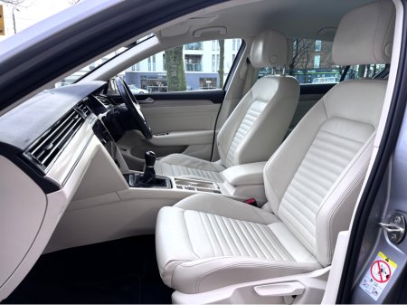 2019 Volkswagen Passat R-LINE 2.0 TDI MANUAL 150HP 4DR €23,950 thumbnail