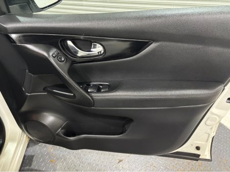 2015 Nissan Qashqai 1.5 DCI TEKNA 110PS 5DR**FULL LEATHER**PAN ROOF** €8,995 thumbnail