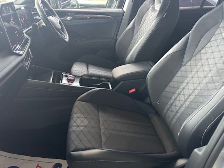 2025 Volkswagen Tiguan Tiguan R-Line 2.0TDi 150 DSG 2WD Auto Start/Stop €57,995 thumbnail