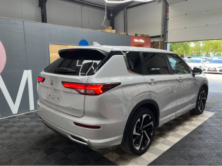 2024 Mitsubishi Outlander - photo 2