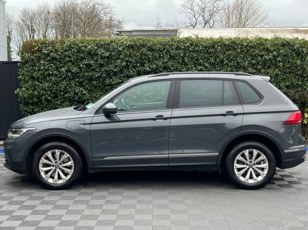 2023 Volkswagen Tiguan LIFE 1.4 HYBRID // DIGITAL CLUSTER // APPLE CARPLAY/ANDROID AUTO // DUAL ZONE CLIMATE CONTROL €31,900