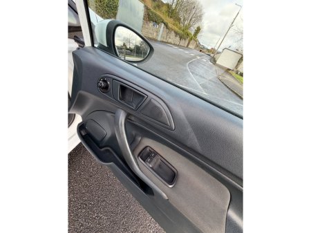 2012 Ford Fiesta - thumbnail 14