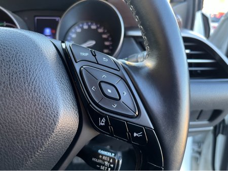 2019 Toyota C-HR SOL HYBRID AUTOMATIC 1.8 PETROL //HIGH SPEC//FULL LEATHER HEATED SEATS//KEYLESS ENTRY//REVERSE CAMERA// €20,950 thumbnail