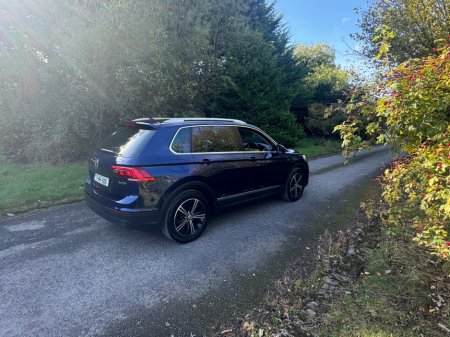 2017 Volkswagen Tiguan - view 2