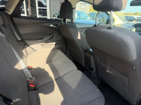 2017 Ford Focus - thumbnail 16