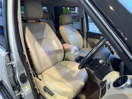 2014 Land Rover Discovery - view 2