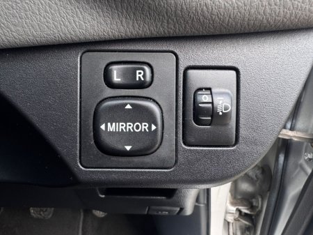 2016 Toyota Yaris - thumbnail 25