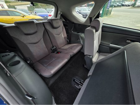 2013 Toyota Prius Alpha - thumbnail 7