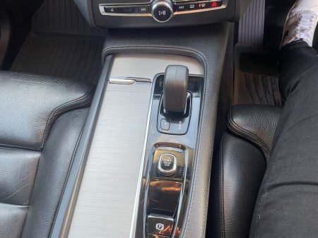 2021 Volvo XC90 Momentum thumbnail