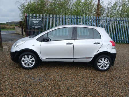 2011 Toyota Yaris - thumbnail 4