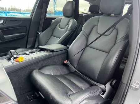 2023 Volvo XC60 T6 PLUS DARK AWD 2.0 HYBRID // OPENING PAN ROOF // HEATED LEATHER SEATS // APPLE CARPLAY/ANDROID AUTO €39,900 thumbnail