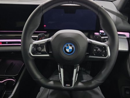 2025 BMW 5 Series 530 E M Sport Auto 530 e M Sport 530 e eDrive 22.1 kWh PHEV 299 184BHP /135 kw Auto Start/Stop thumbnail