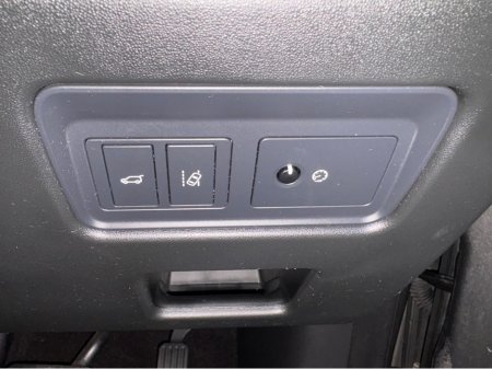 2018 Land Rover Discovery 2.0 TD4 SE 180PS €25,950 thumbnail