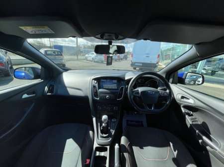 2017 Ford Focus - thumbnail 10