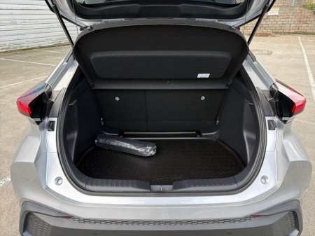 2025 Toyota C-HR SPORT PLUS SIDESTEPS & EXTRAS // HEATED SEATS // APPLE CARPLAY/ANDROID AUTO // SIDE STEPS // WIND DEFLECTORS // FULL WARRANTY €37,945 thumbnail