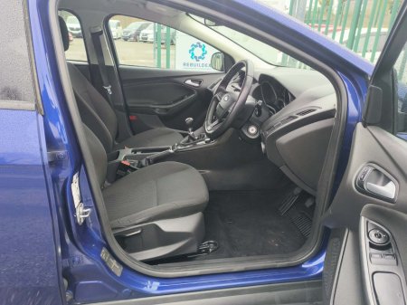 2016 Ford Focus - thumbnail 9