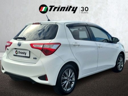 2017 Toyota Vitz - thumbnail 3