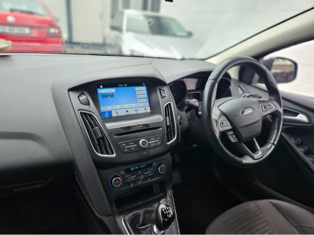 2017 Ford Focus - thumbnail 10