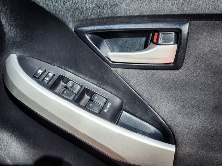 2015 Toyota Prius - thumbnail 30