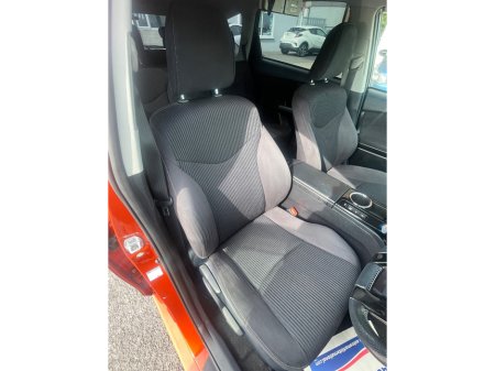 2014 Toyota Prius Alpha - thumbnail 12