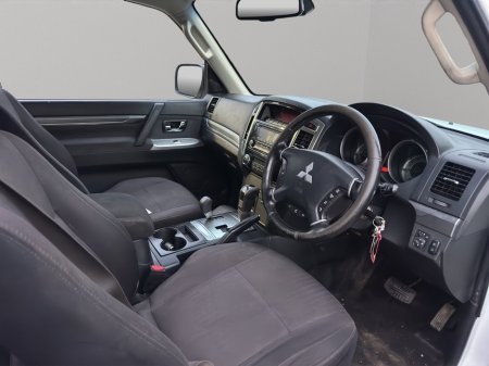 2016 Mitsubishi Shogun  thumbnail