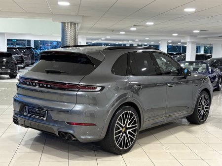 2024 Porsche Cayenne - thumbnail 3