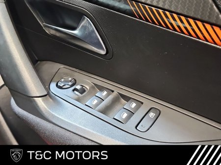 2021 Peugeot 2008 - thumbnail 18