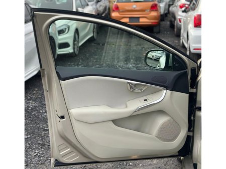 2016 Volvo V40 Cross Country 2.0L Diesel Automatic (9040) €13,495 thumbnail