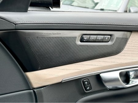 2025 Volvo XC90 MULBERRY RED / PLUS DARK T8 PHEV AWD AUTO PLUS €78,950 thumbnail