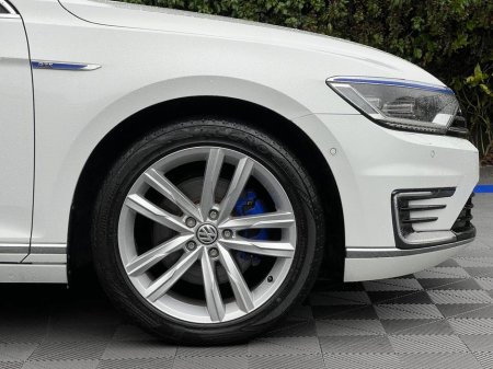 2017 Volkswagen Passat GTE 1.4 HYBRID // FULL SERVICE HISTORY // LEATHER HEATED SEATS // 18" ALLOYS // APPLE CARPLAY/ANDROID AUTO €18,900 thumbnail