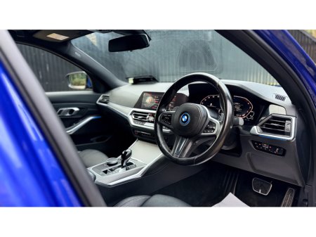 2021 BMW 3 Series - view 3